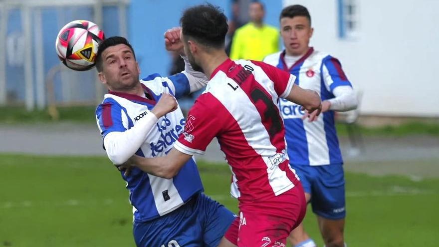 Luismi disputa el balón en el Suárez Puerta