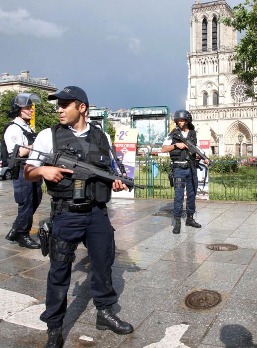 Ataque a un policía en Notre Dame