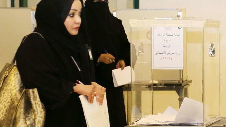 Mujeres votando en un colegio electoral saudí. // Reuters