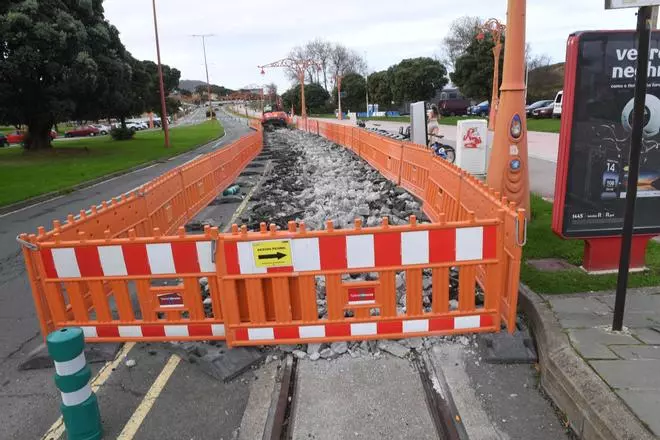 Comienza la retirada de los raíles del tranvía entre el Matadoiro y la Domus