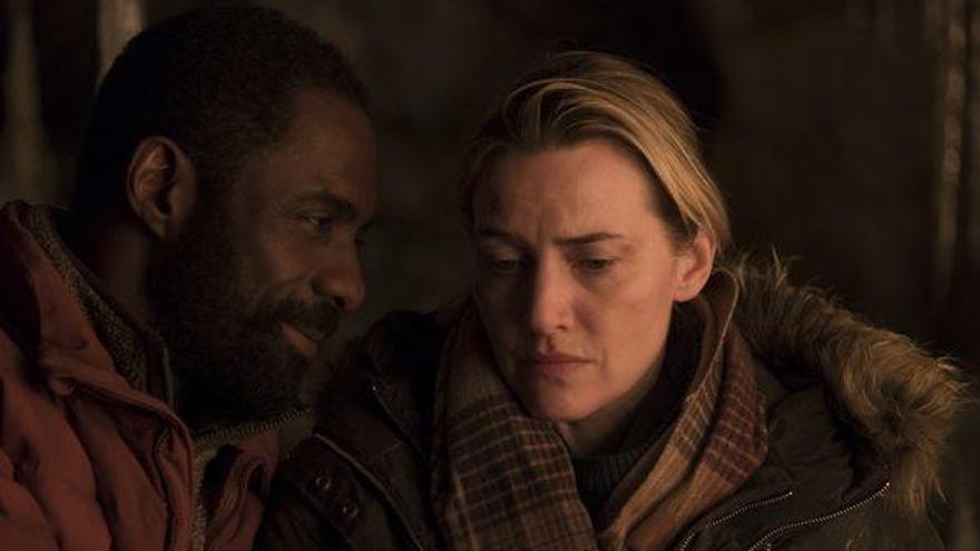 Idris Elba i Kate Winslet en un fotograma de la pel·lícula