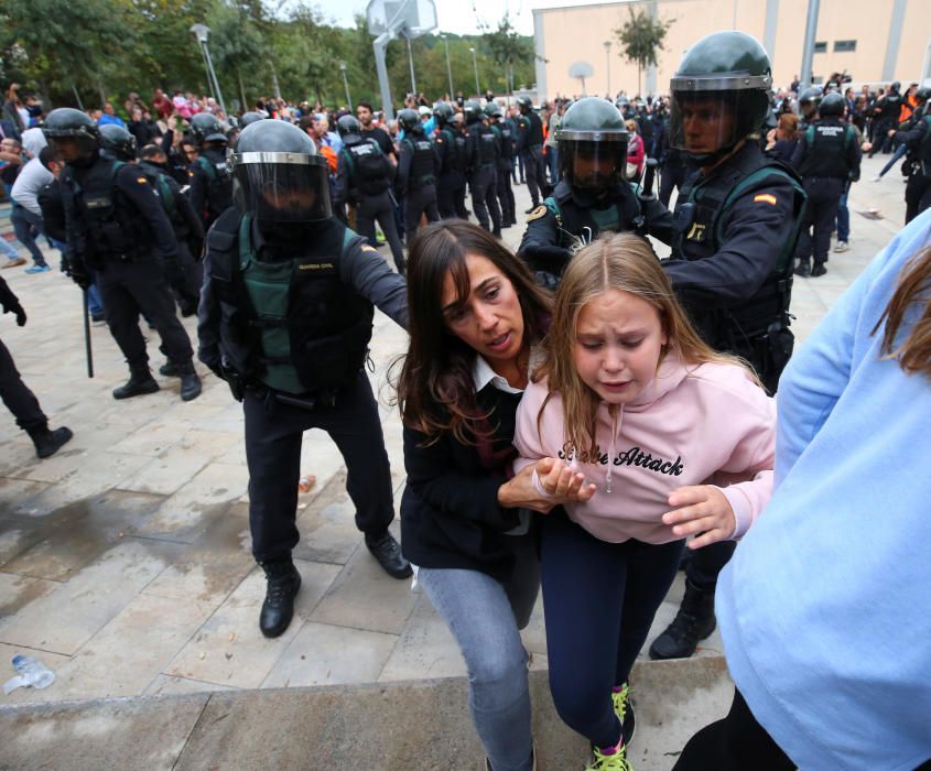 Una niña llora en presencia de varios agentes policiales.