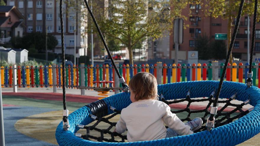 Adiós a los columpios rotos en Castrillón: el Ayuntamiento renovará los parques infantiles de las zonas rurales del concejo