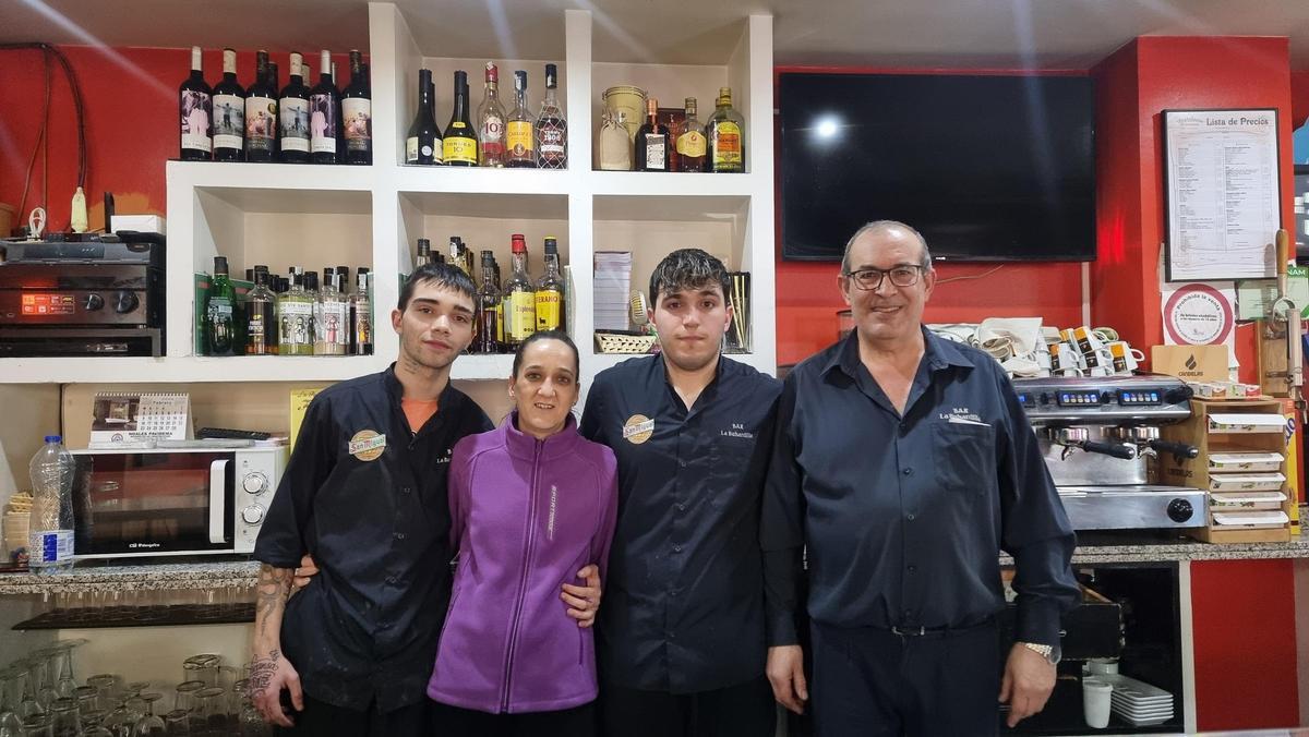 Propietarios y empleados del bar La Buhardilla de Toro.