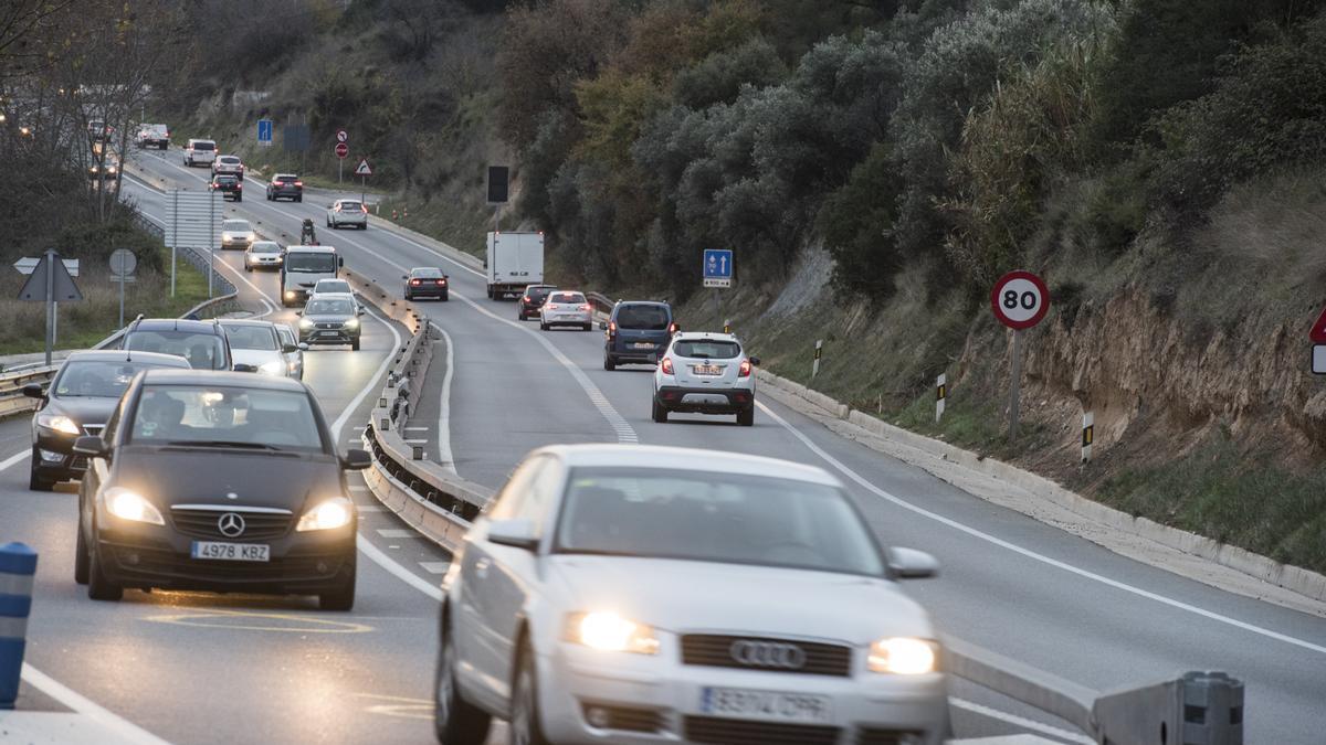 Vehicles circulant a la C-55 a l’alçada dels Comtals, al Bages