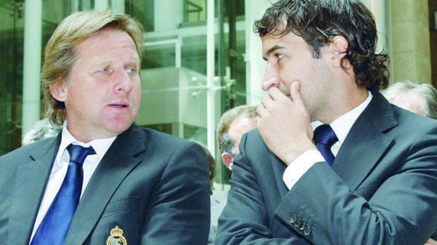 Schuster conversa con Raúl durante la recepción ayer al Madrid en la sede de la Comunidad.