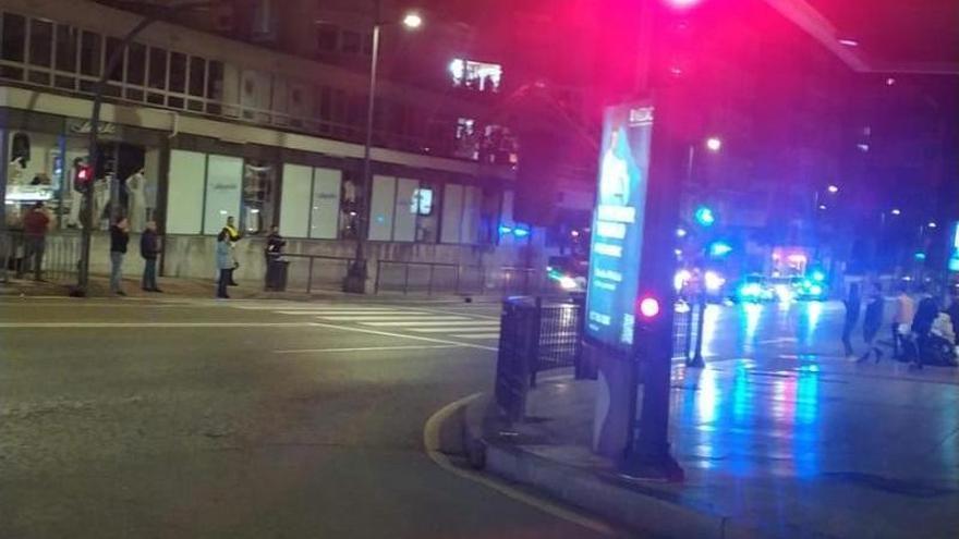 Tratan de salvar la vida a una persona tras precipitarse desde un noveno piso en Oviedo
