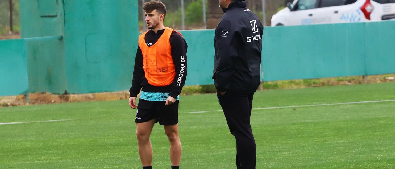 Ekaitz Jiménez conversa con Germán Crespo durante el entrenamiento del miércoles en la Ciudad Deportiva.