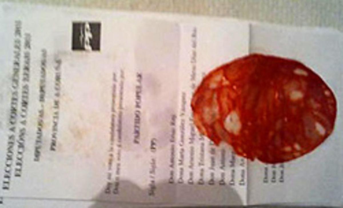 La papeleta, con la rodaja de chorizo.