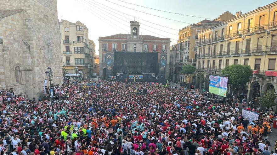 La Plaza Mayor de Zamora a rebosar para a apoyar a su equipo