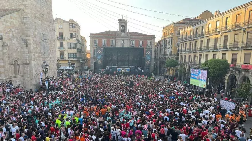 La Plaza Mayor de Zamora a rebosar para a apoyar a su equipo