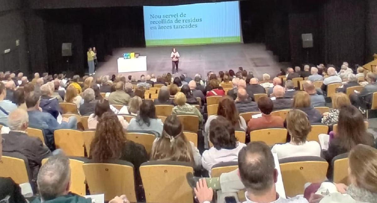 Una charla sobre el nuevo sistema a cargo de la regidora Sayo Gandia.