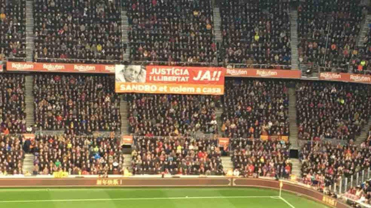 Pancarta de apoyo al expresidente Sandro Rosell