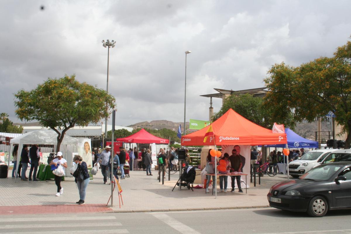 En la entrada al Recinto Ferial del Huerto de la Rueda, donde se celebraba el tradicional ‘Mercado de los Jueves’ se agolpaban las carpas de Vox, Partido Socialista, Ciudadanos y Partido Popular, donde los candidatos pedían el voto a los clientes.