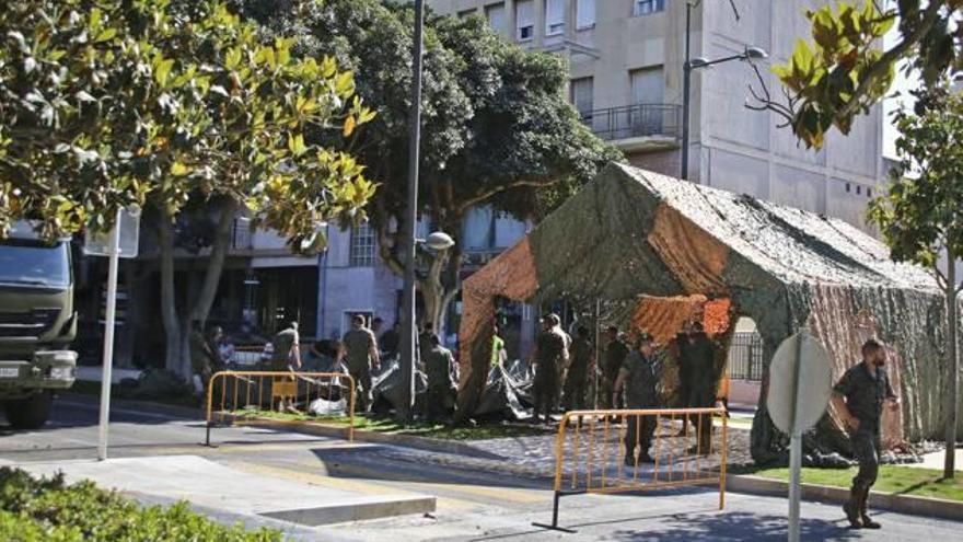 Varios militares despliegan su material, ayer, en la Avenida Teodomiro.