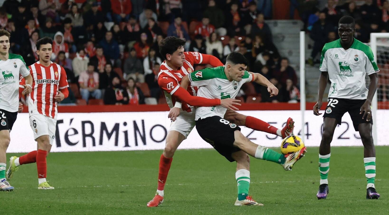 EN IMÁGENES: Ambientazo en el Sporting-Racing de Santander disputado en El Molinón