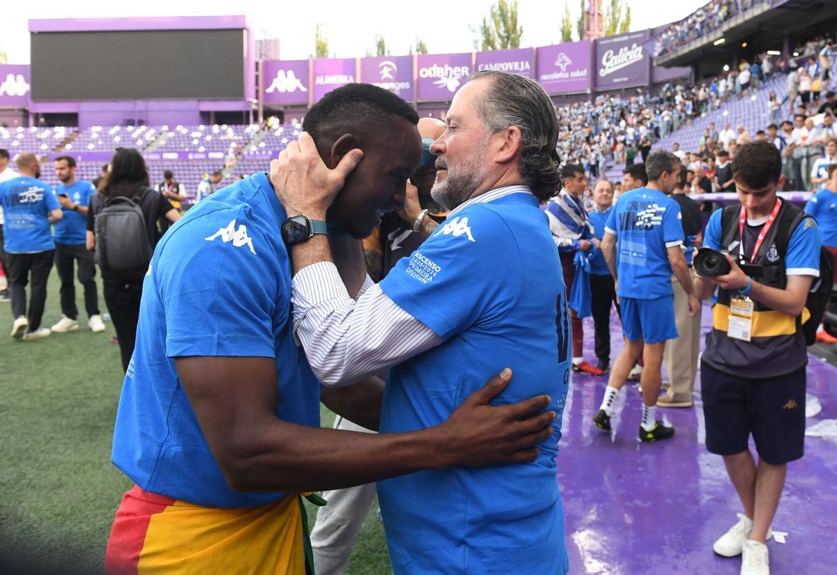 Los jugadores celebraron en el campo y mantearon al presidente Escotet