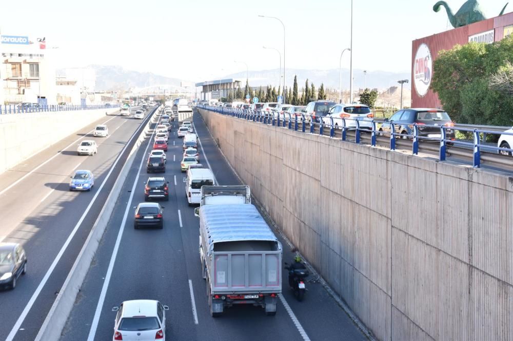 La colisión de tres camiones y dos coches colapsa la Vía de Cintura