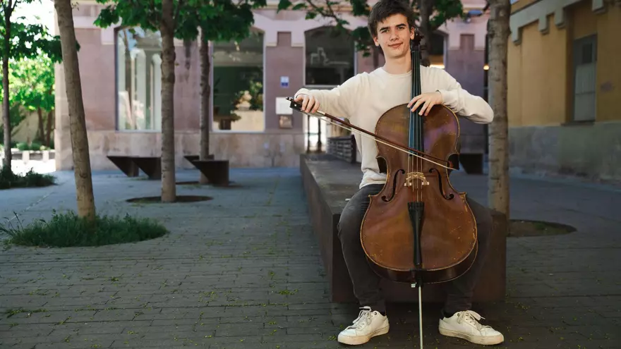 L'Aniol Cirera Busqué interpreta una peça amb el violoncel