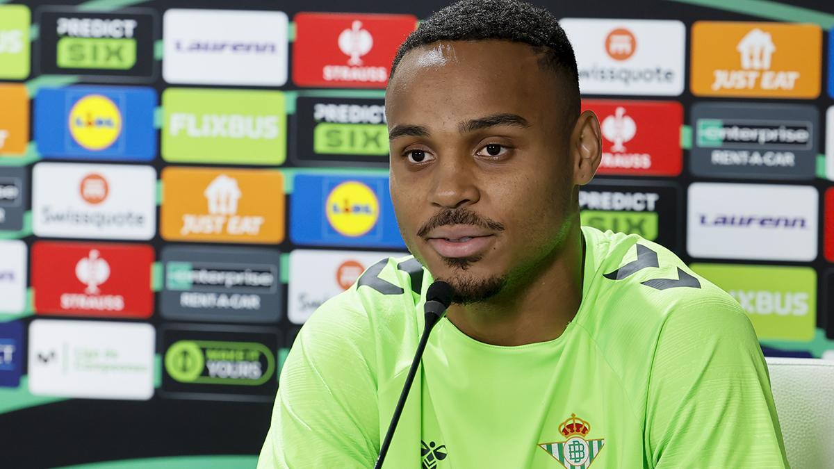 El defensa brasile?o del Real Betis Natan de Souza durante la rueda de prensa posterior al entreno