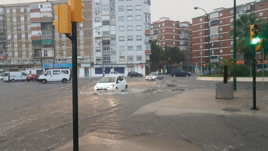 La avenida de Europa anegada por la lluvia.