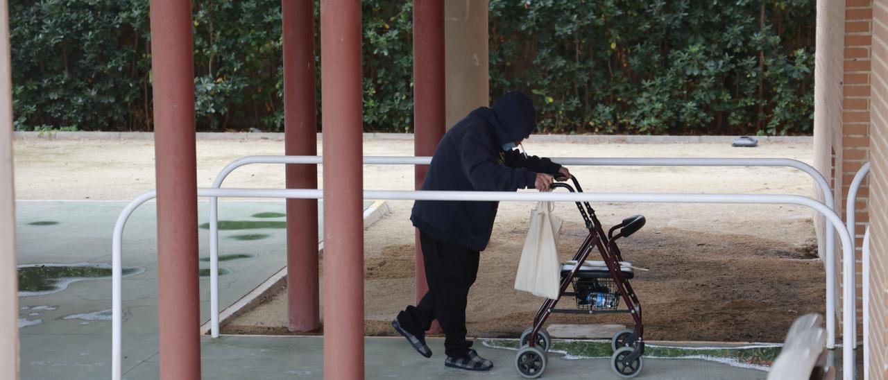Una persona mayor accede a una residencia con su carrito, en una imagen de archivo