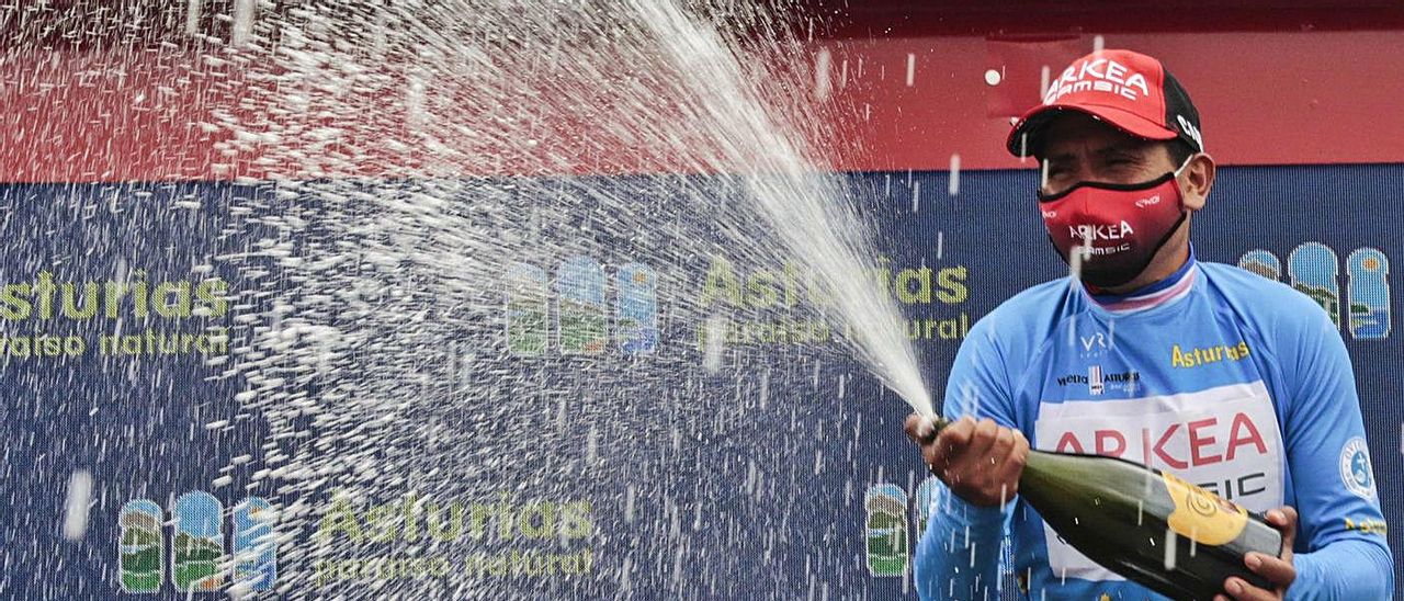 Arriba, Nairo Quintana descorcha el champán para celebrar su triunfo final en esta edición de la Vuelta a Asturias. En la imagen de la izquierda, Dani Navarro, en el podio de la ronda asturiana. |