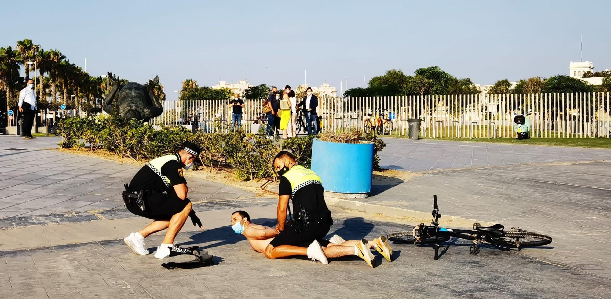 La policía local detiene a un carterista en la playa de la Malva-rosa