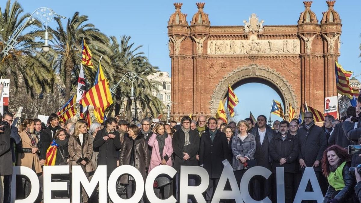 Artur Mas, Joana Ortega y Irene Rigau posan en el Arc del Triomf antes de su declaración en el TSJC.