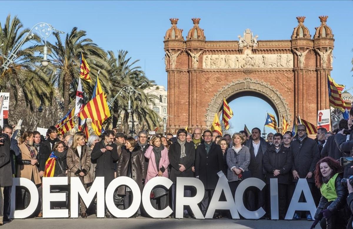 Artur Mas, Joana Ortega i Irene Rigau, a l’Arc del Triomf abans de declarar al TSJC.