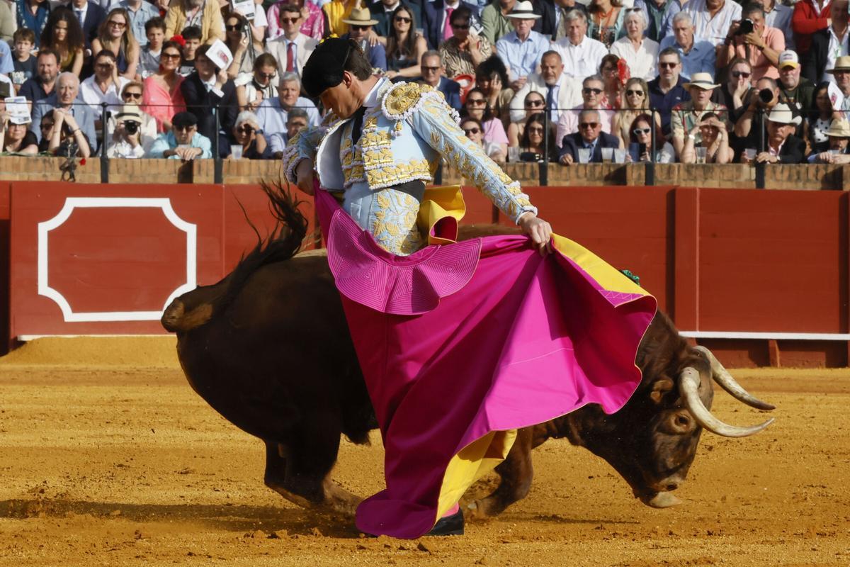 SEVILLA, 21/04/2026.- El diestro Daniel Luque durante la décima corrida de la Feria de Abril de Sevilla, con reses de la ganadería de Núñez del Cuvillo, este martes en la plaza de la Maestranza. EFE/ José Manuel Vidal