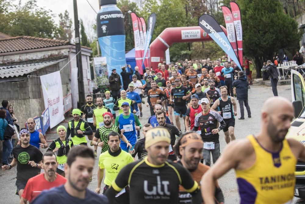 Más de medio millar de personas se citaron esta mañana en Coruxo para recorrer la zona quemada en octubre de 2017.