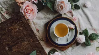 Té de rosas, la mejor infusión para tomar por la noche y adelgazar mientras duermes