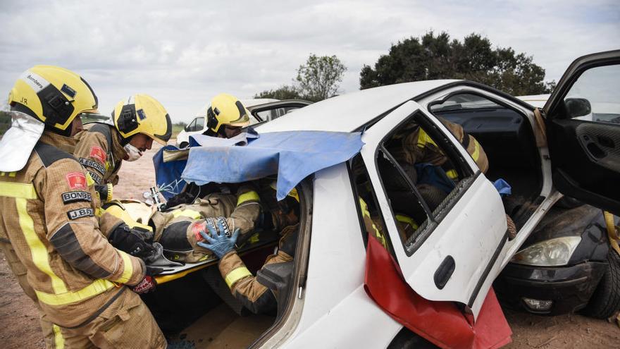 Bombers practicant per al Concurs de Rescat en Accidents de Trànsit, fa una setmana a Sant Fruitós.