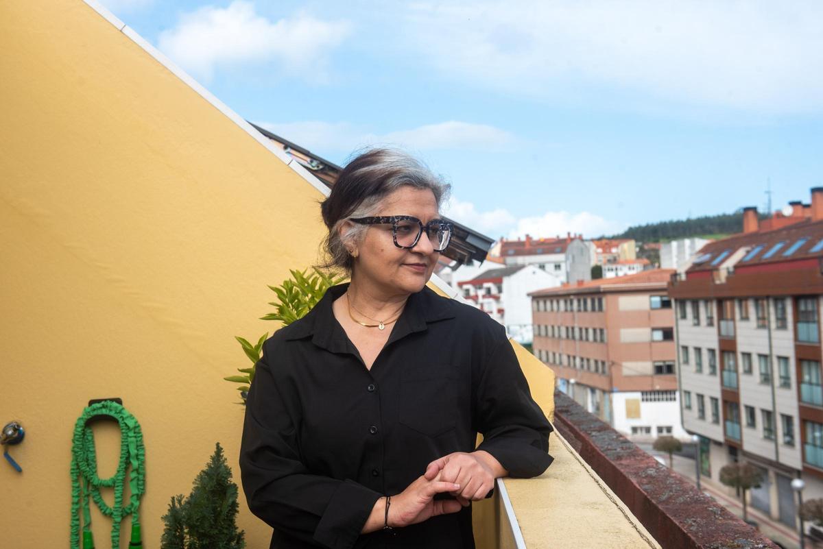 Juana Santos, en la terraza de su casa, en la Travesía de Arteixo.