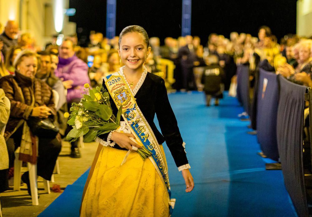 Los festeros de Benidorm homenajean a su patrona en la Ofrenda de Flores