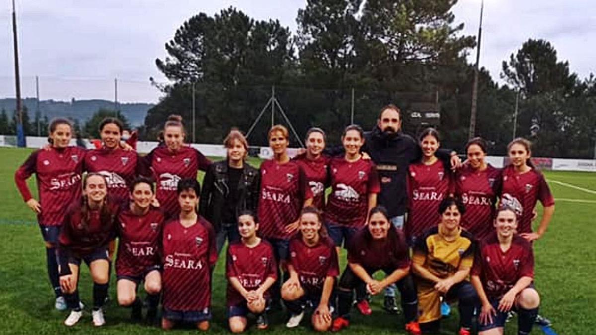 Equipo femenino del SD Cruces que el domingo venció a la EF Silleda en un amistoso. |