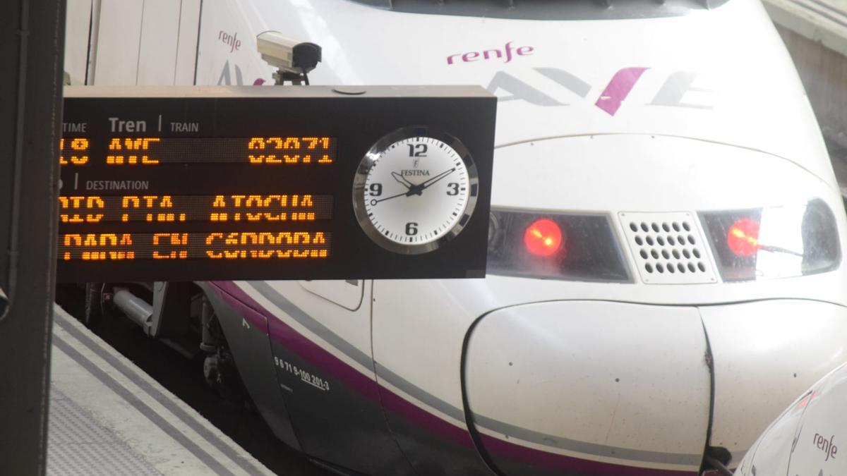 Un AVE espera para salir de Santa Justa.