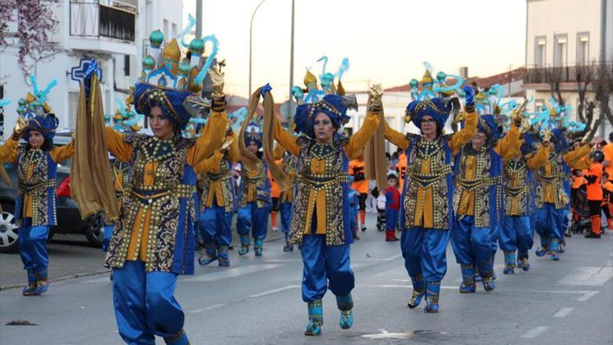 La alegría del carnaval llena las calles de Los Santos