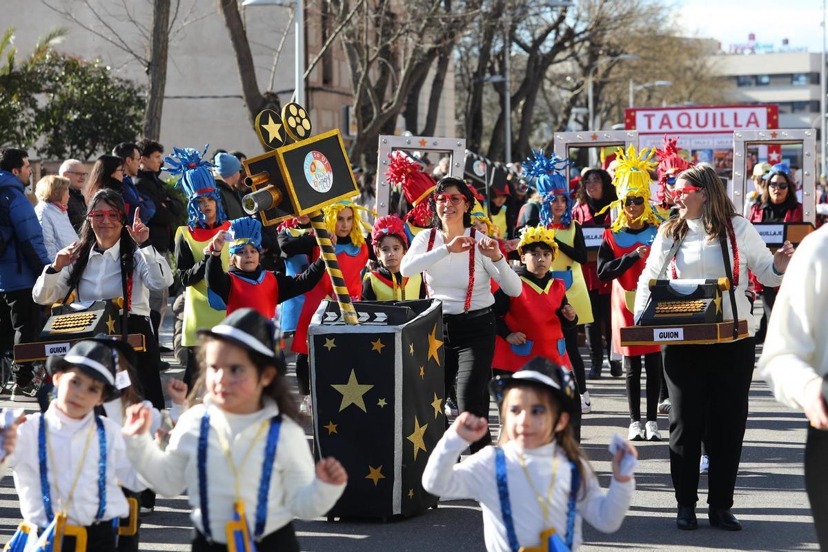 Miles de personas han vuelto a disfrutar del desfile de Carnaval de Toledo que ha llenado de color las calles de la ciudad