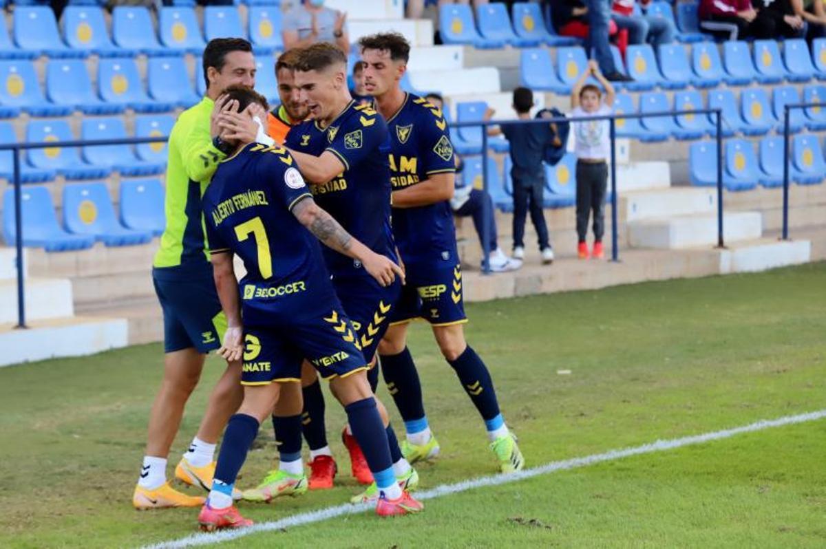 José María Salmerón, expectante en el área técnica. | JUAN CARLOS CAVAL