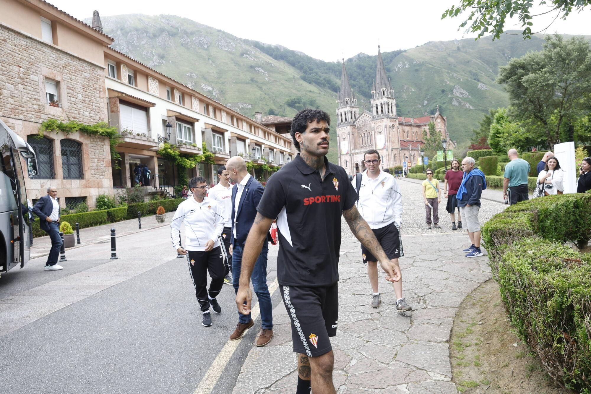 EN IMÁGENES: Visita del Sporting a La Santina en Covadonga