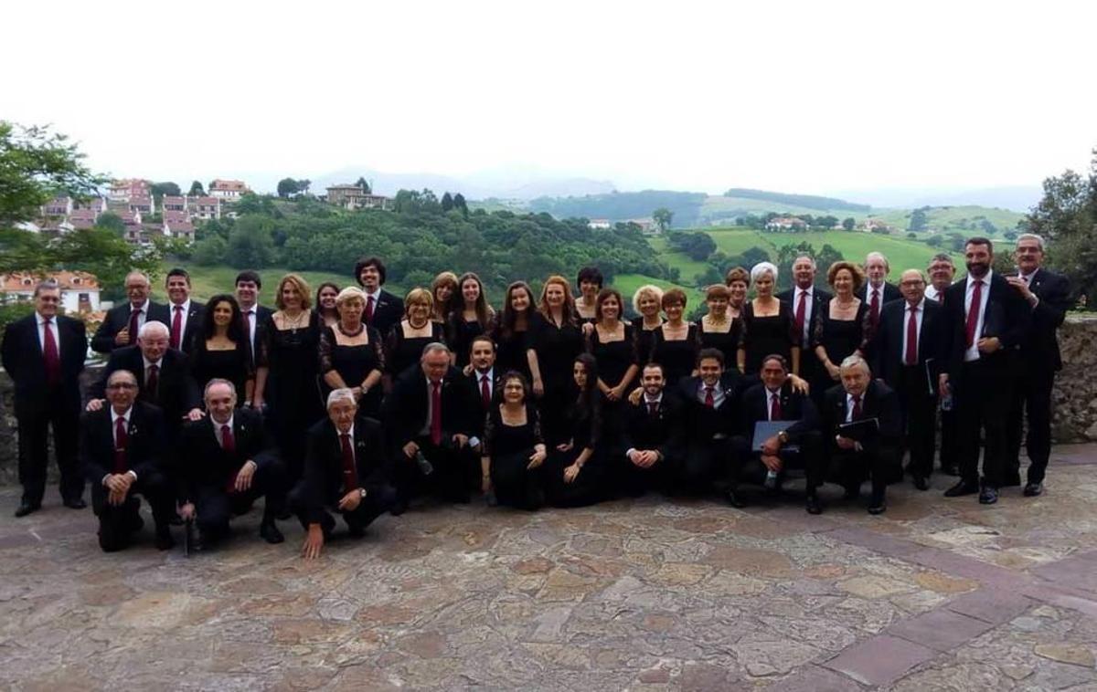 La Coral Polifónica Piloñesa, en el Certamen de la canción marinera de Cantabria.