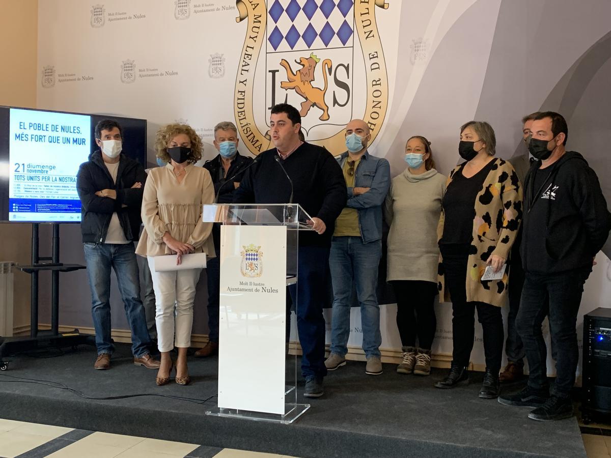 El alcalde, David García, ha asegurado que mientras persisten las circunstancias que motivaron la construcción del muro, no lo van a retirar.