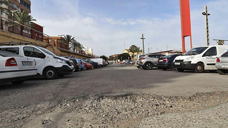 Baches en la zona de aparcamiento de la estación. | DANI TORTAJADA