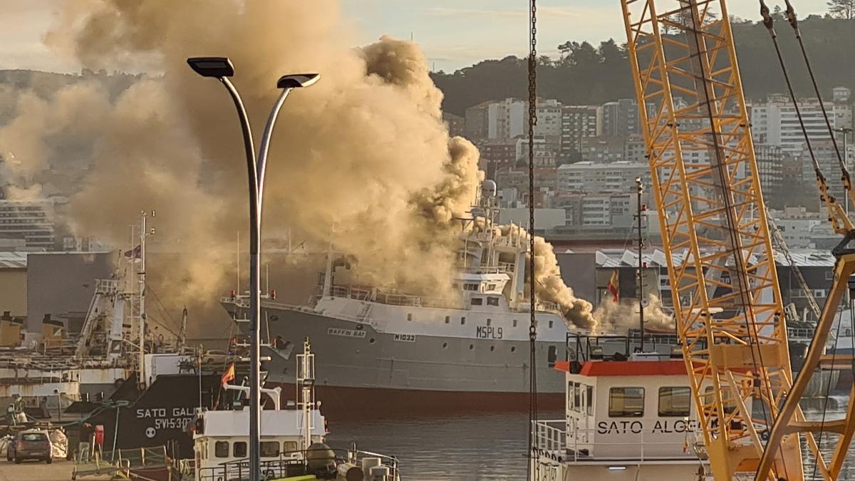 Incendio de un pesquero en el puerto de Vigo