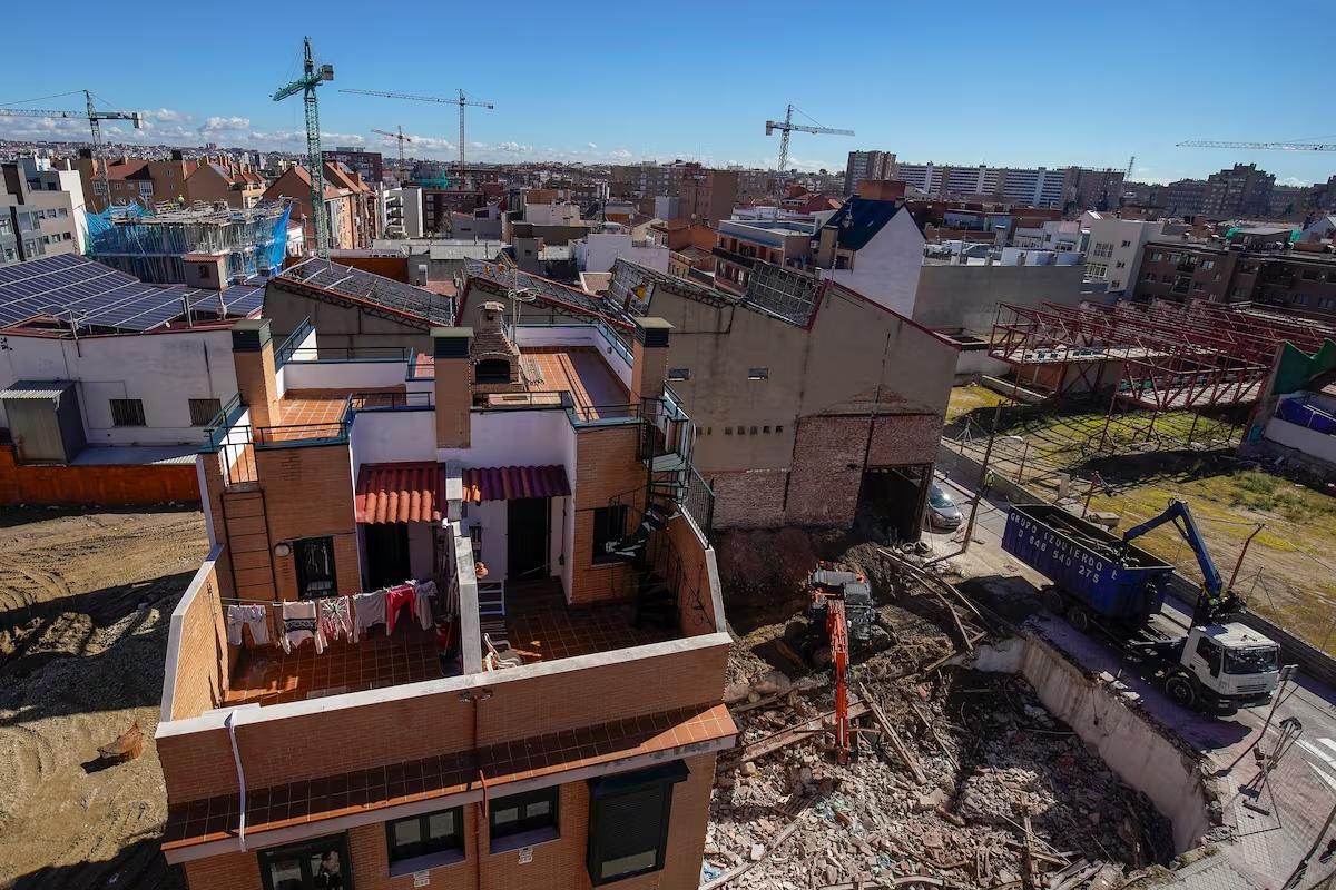 Solar donde se levantará el edificio de Juan Herreros, en la calle Antoñita Jiménez, frente a la estructura de la antigua fábrica de Cocinas Cobo