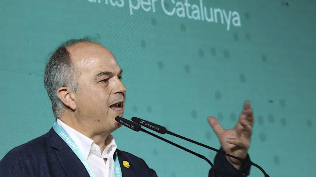 MOCIÓN DE CENSURA | Junts pide a Feijóo que vaya a Waterloo a explicar su moción de censura instrumental a Puigdemont