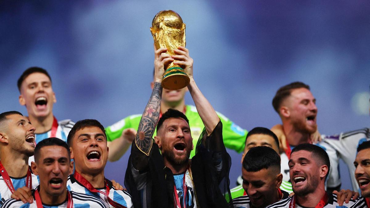 Messi eleva la copa del mundo tras la final de Qatar.
