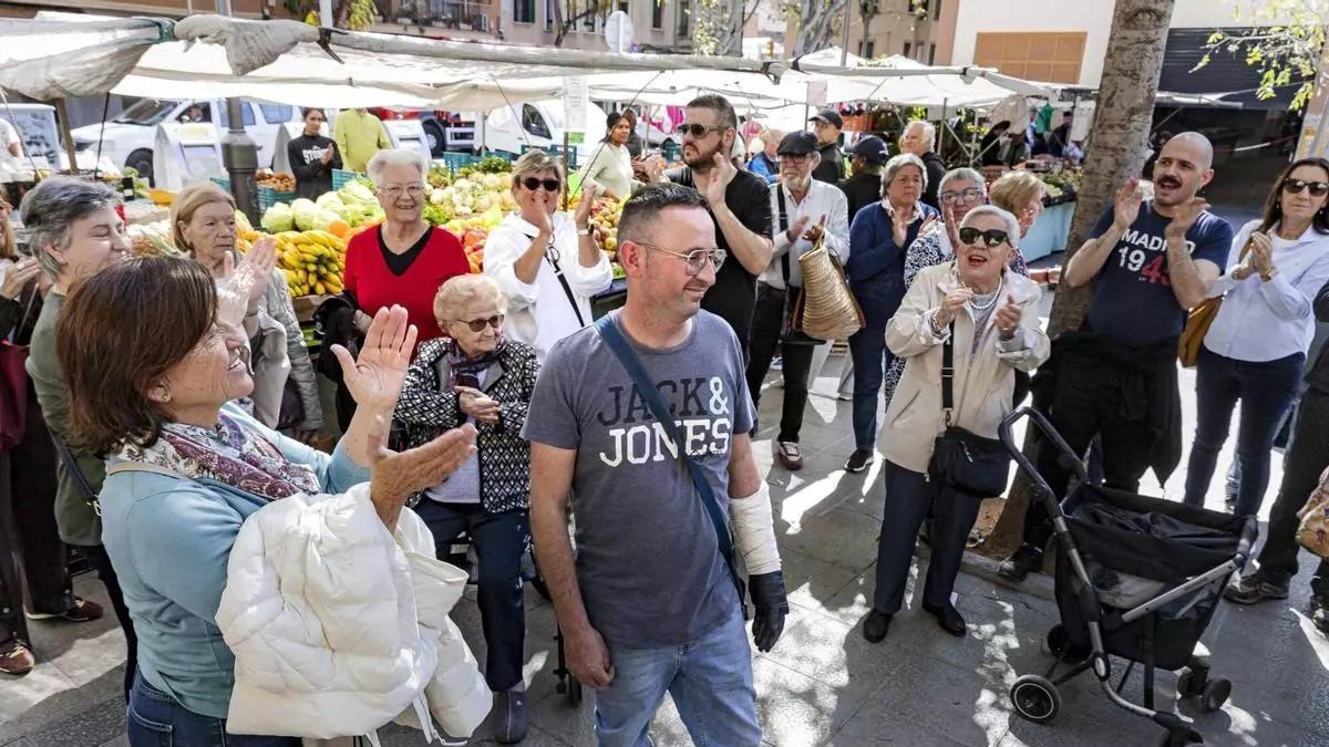 Nach homophoben Angriff: Viel Applaus und Solidarität für Verkäufer in Pere Garau